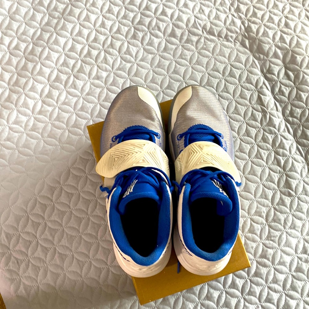 As good as new, BASKETBALL SHOES. NIKE